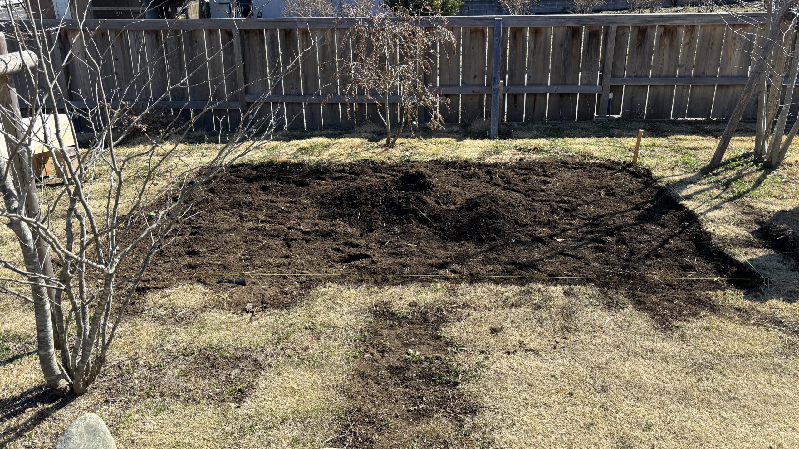 春の庭づくり、斜面の土留めとBBQスペースDIY