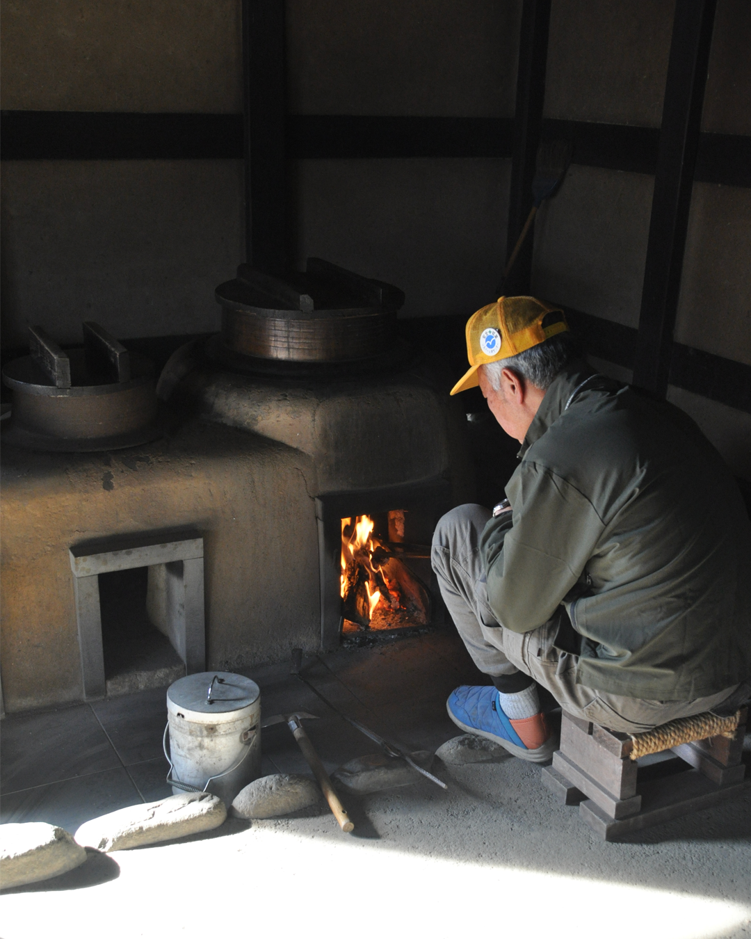 茅葺き屋根を守るかまどの煙と、それをつなぐボランティアの方々の想い