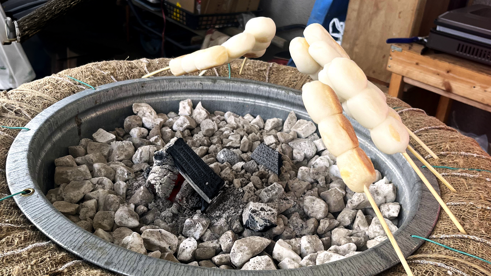 炭火で焼かれる串に刺さった団子