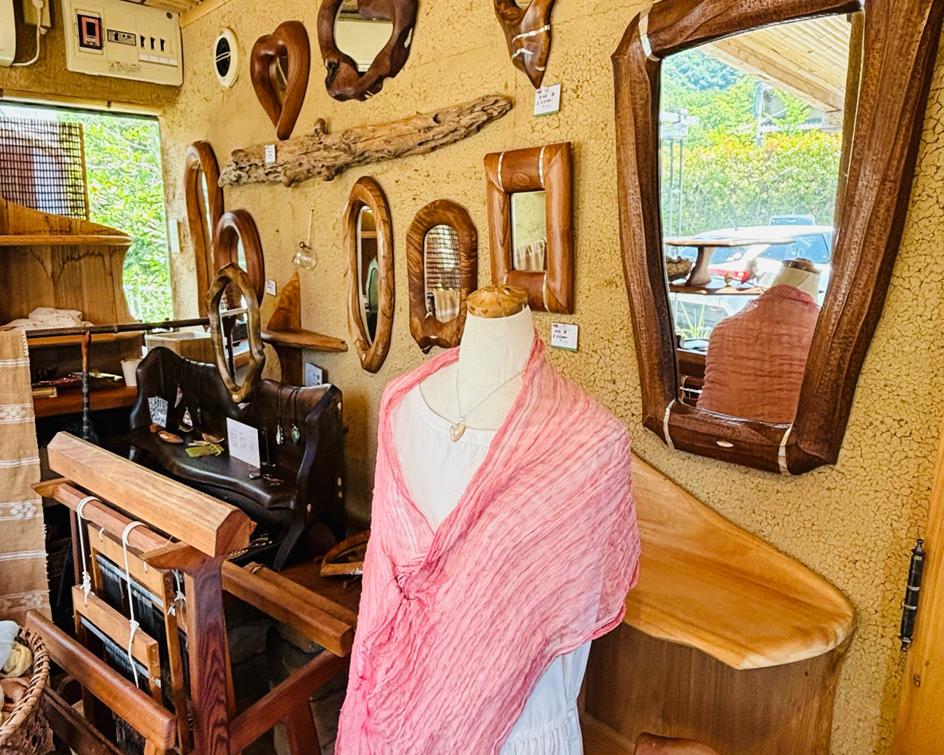 ふじのアートヴィレッジのギャラリー、ナッティウッドアンドスレッド内　トルソーに巻かれたピンクのスカーフ、壁に螺鈿細工の鏡