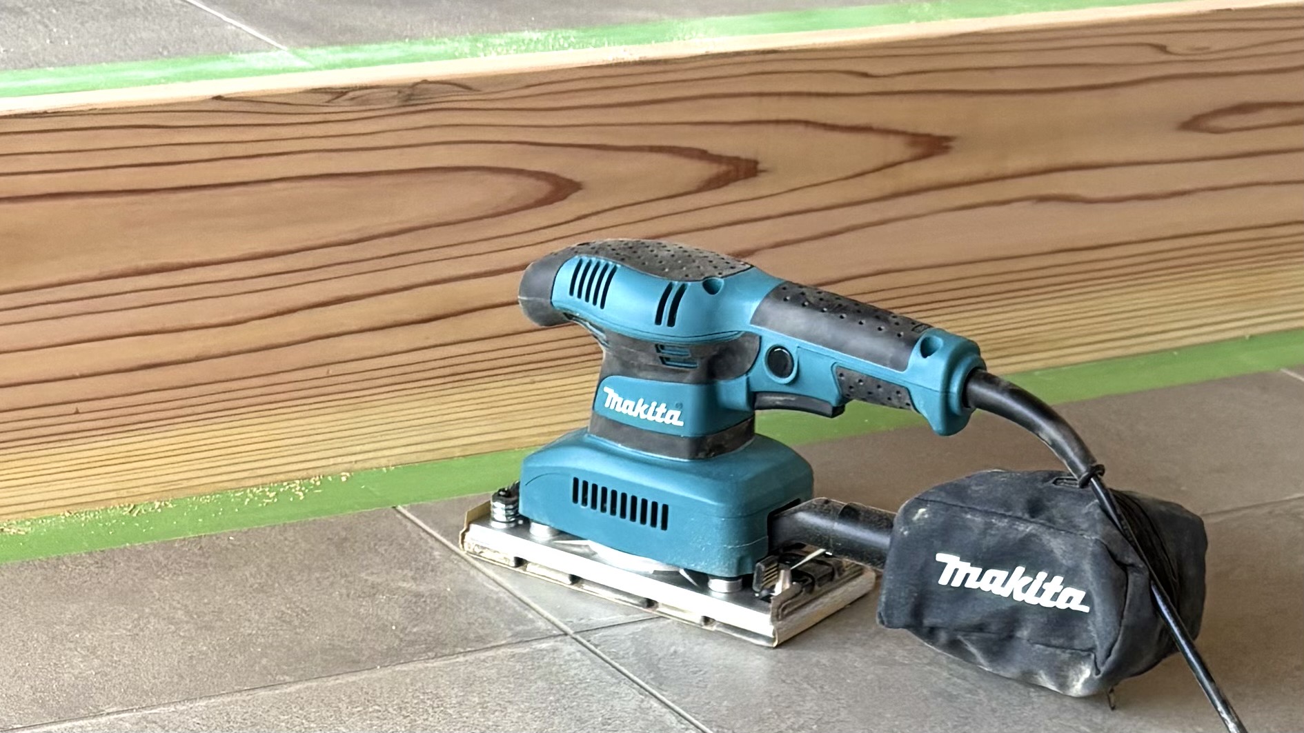 DIY タイルの階段の段差部分に木　サンディング