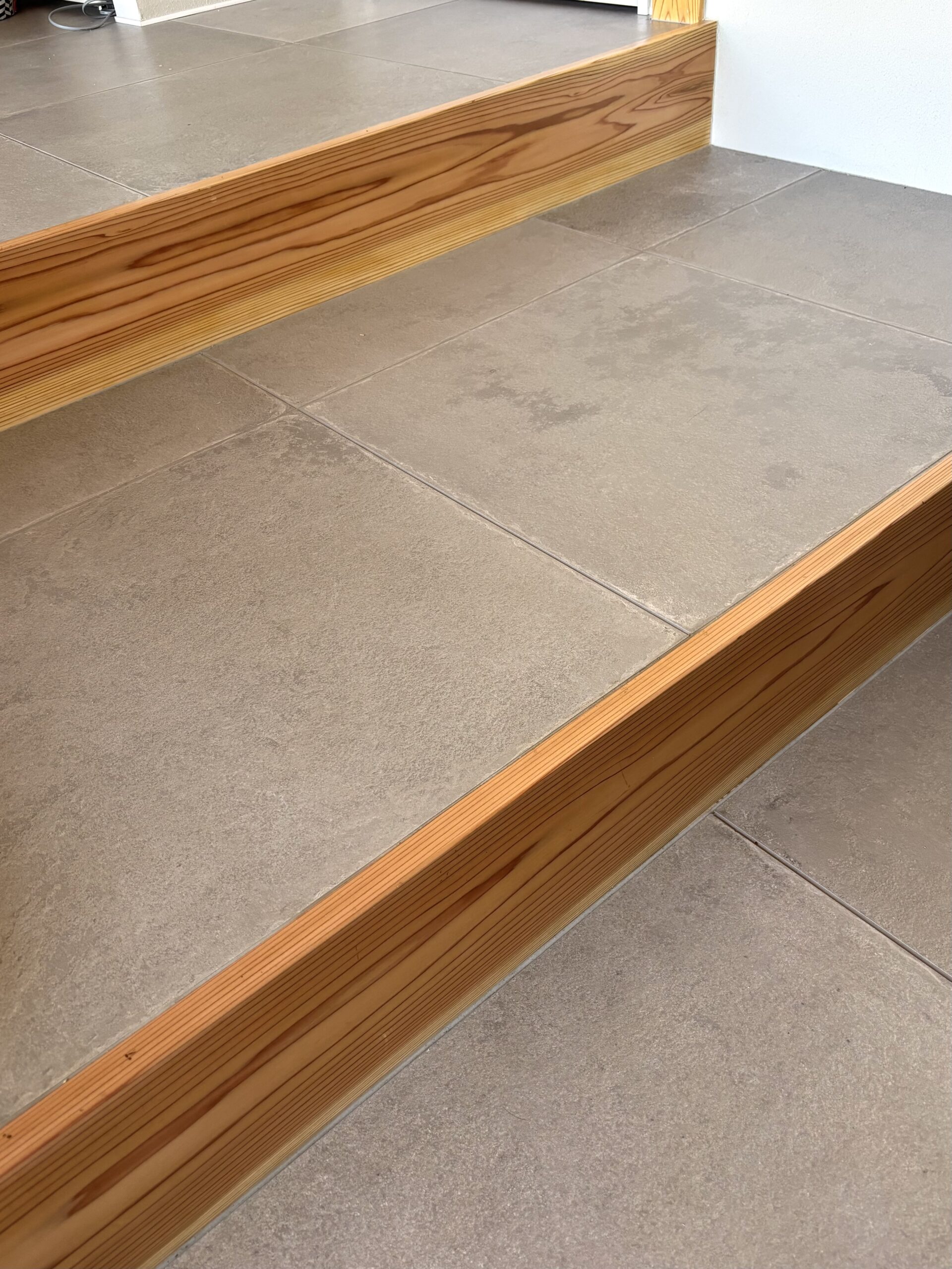 床の「木」のアクセント。DIYで2年目のメンテナンス