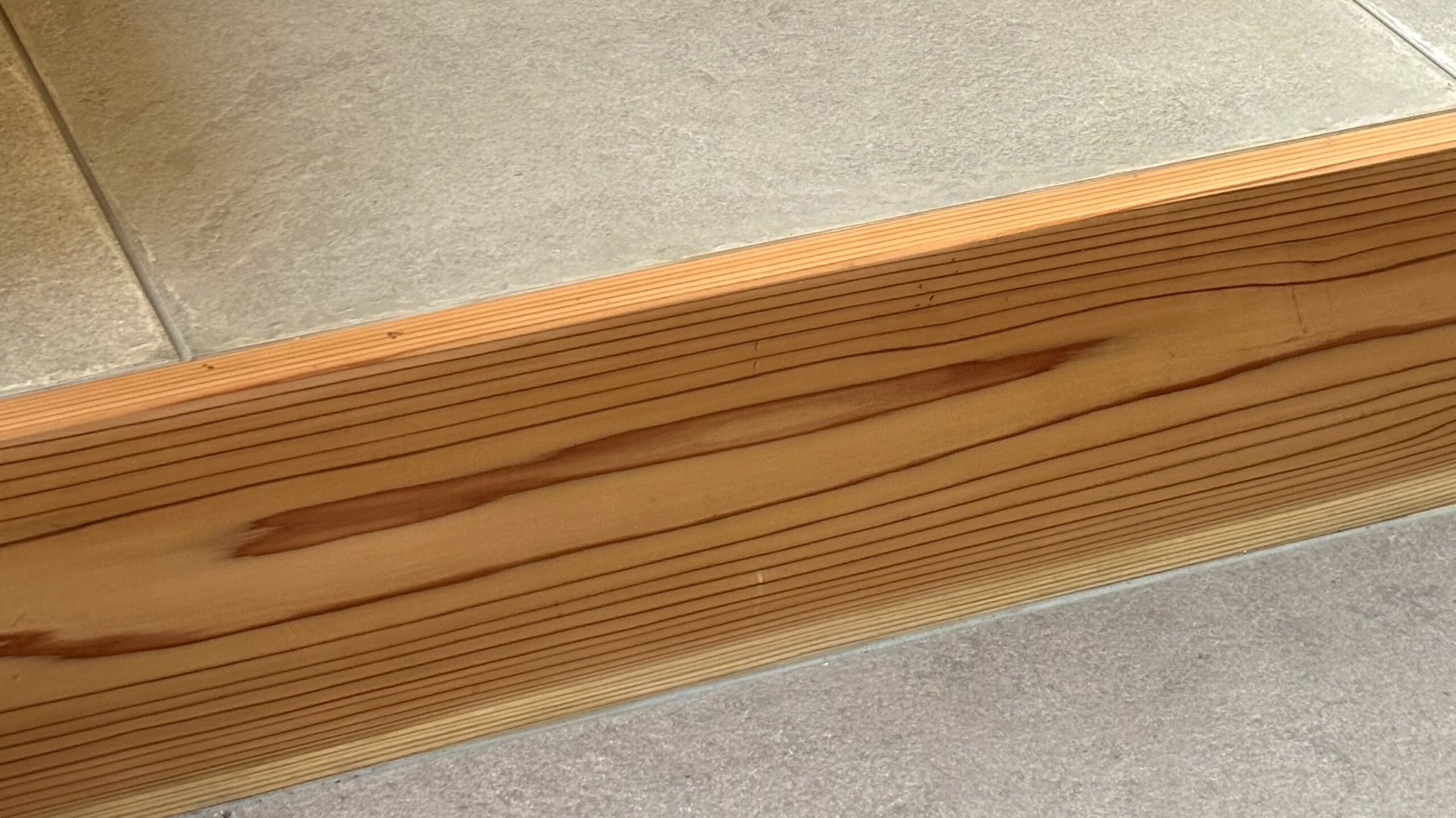 DIY タイルの階段の段差部分に木　オイルを塗った様子