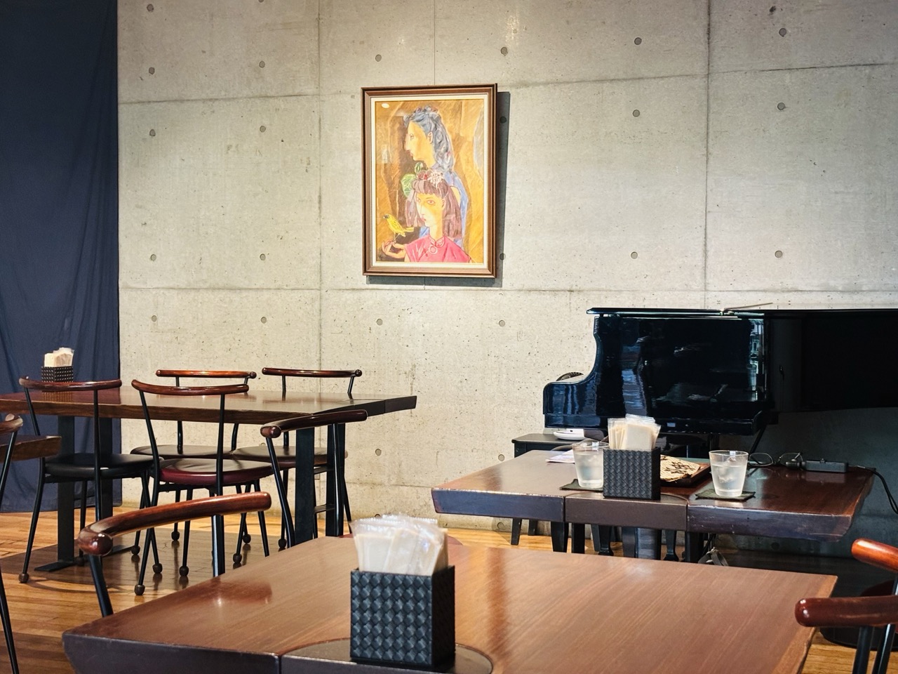 藤野のカフェレストランSHU（シュウ）の店内・絵画とグランドピアノ