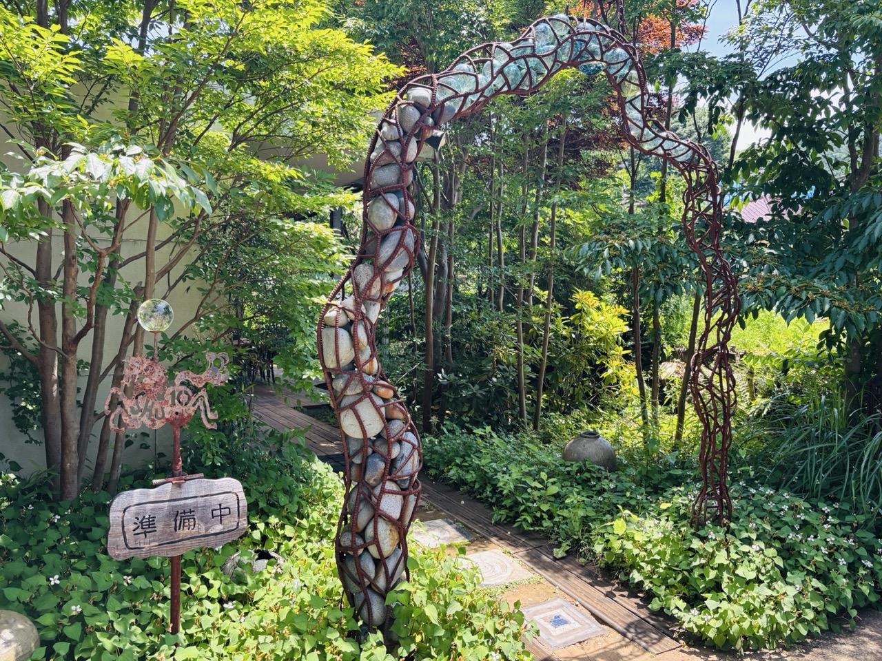 藤野のカフェレストランSHUの入り口　アートの門