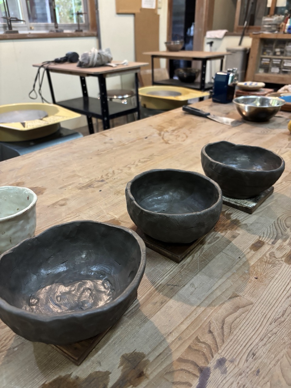 手捻りで作られた3つの器