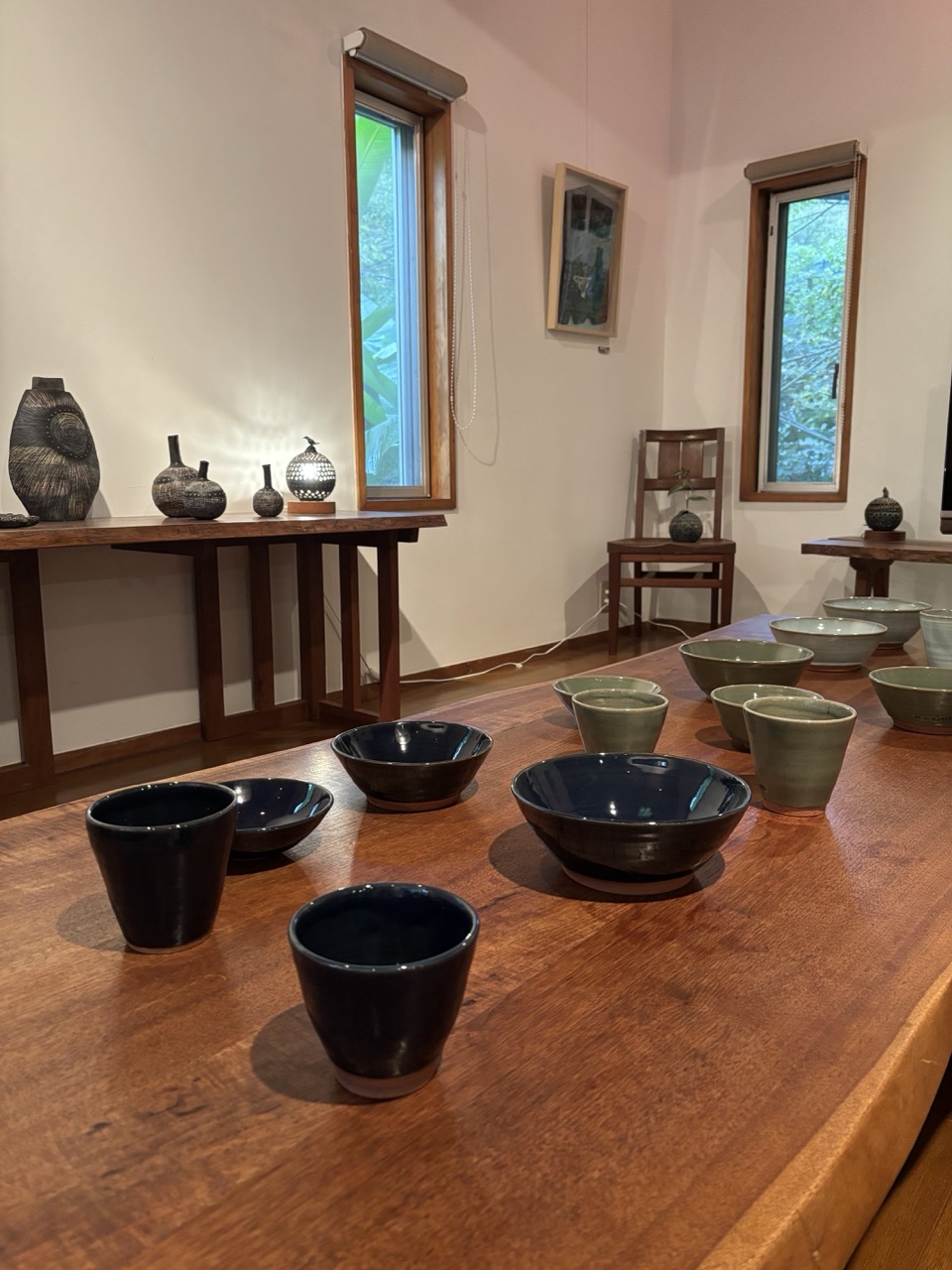 陶釉舎　ギャラリー　陶器の作品が並ぶ