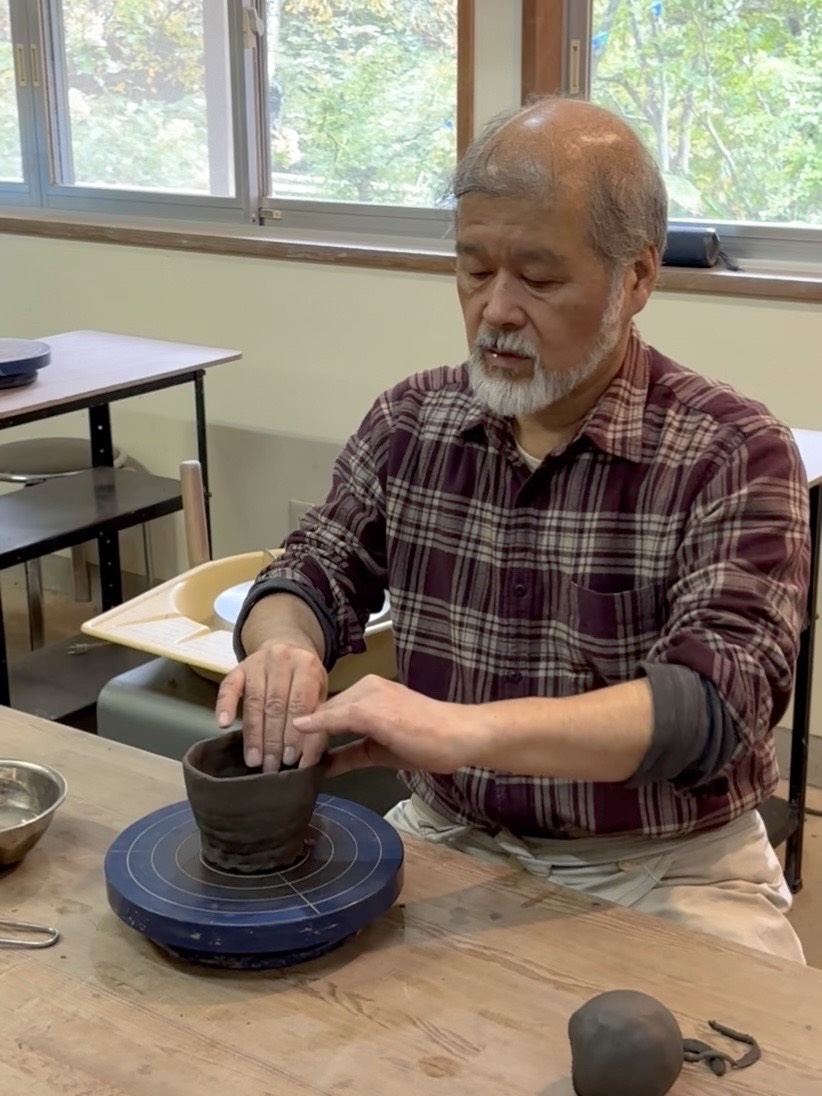 手捻りを教える陶芸の先生