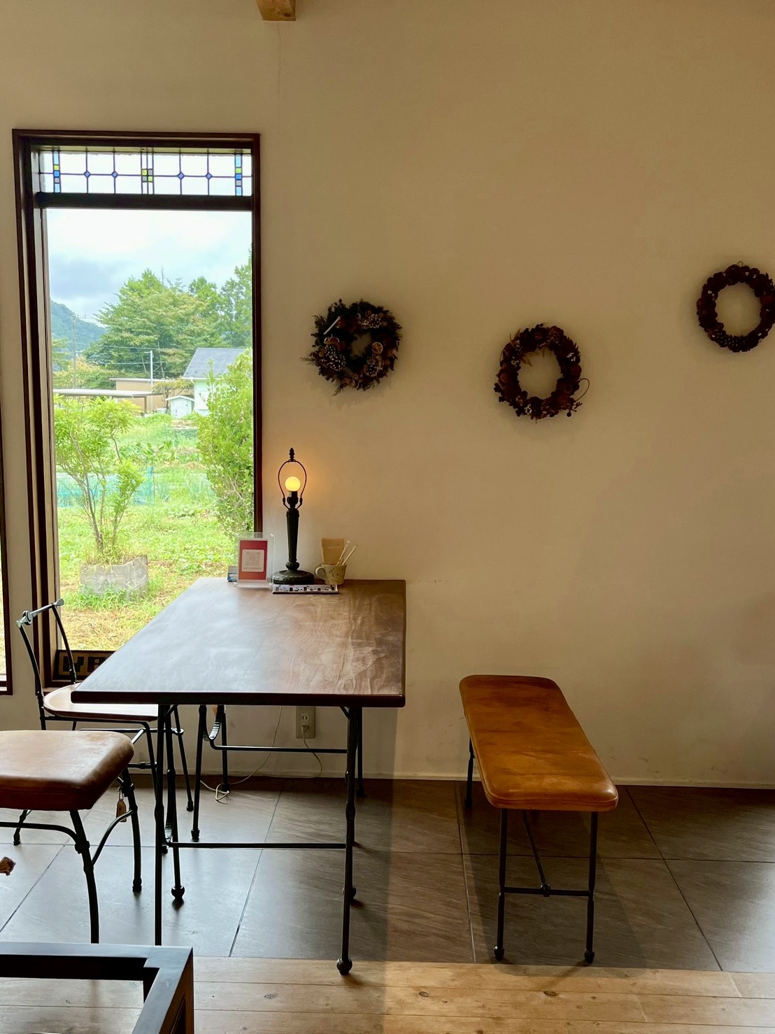 青野原のカフェレストラン・プラスミニッツ 室内の手作りの家具 オーナーの作品が店内の椅子やテーブルに使われている