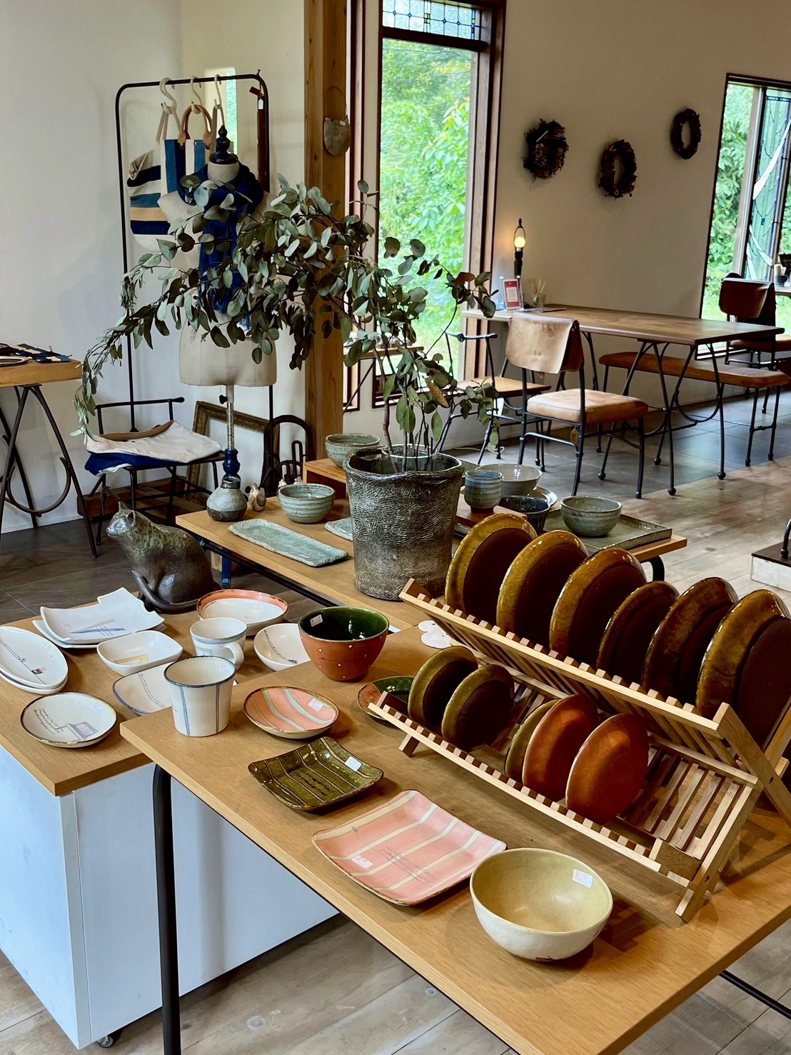 青野原のカフェ・レストラン プラスミニッツの店内 地元の作家さんの作品が並ぶ