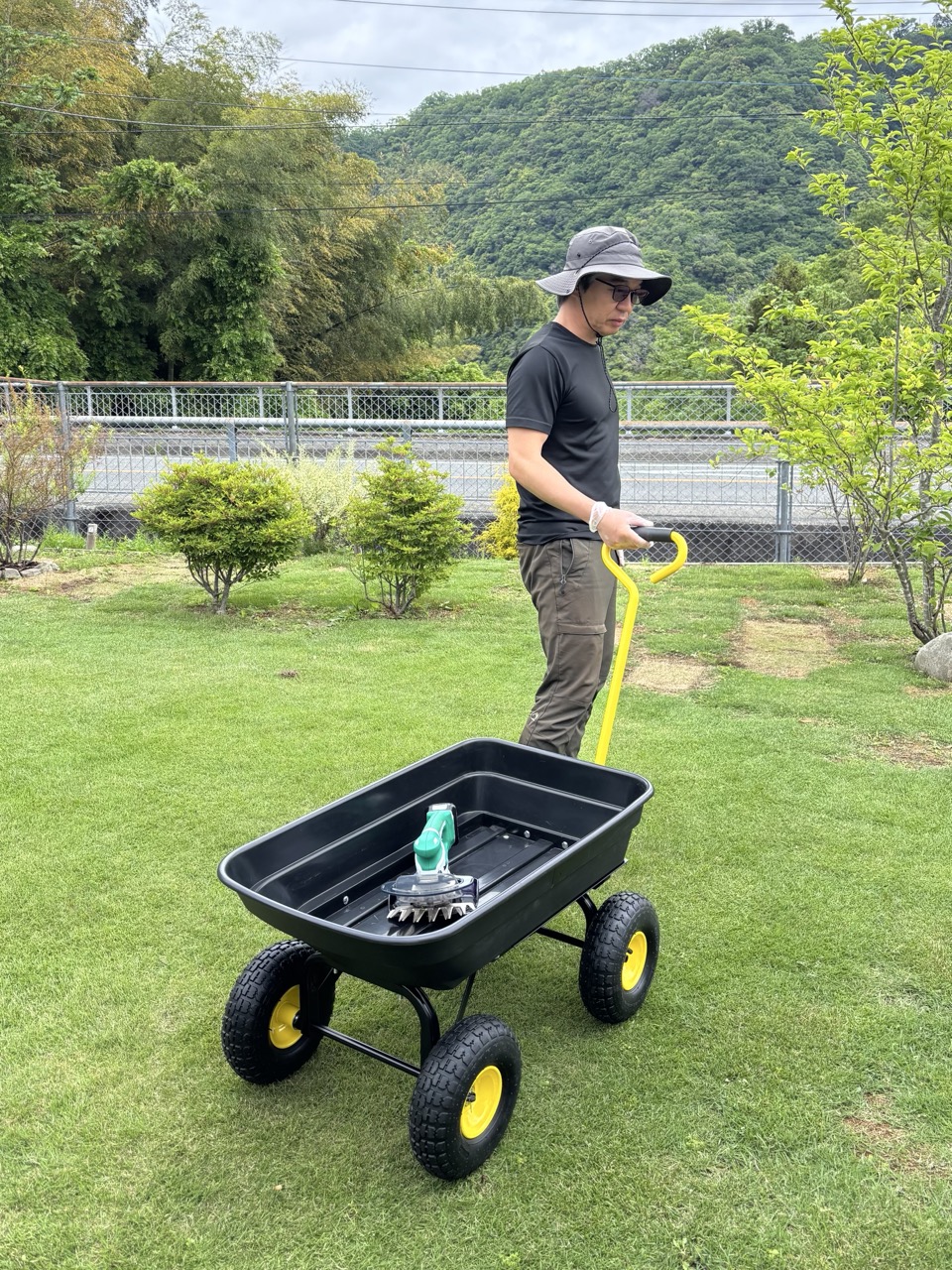 夫の庭仕事に、新しい相棒がやってきました。