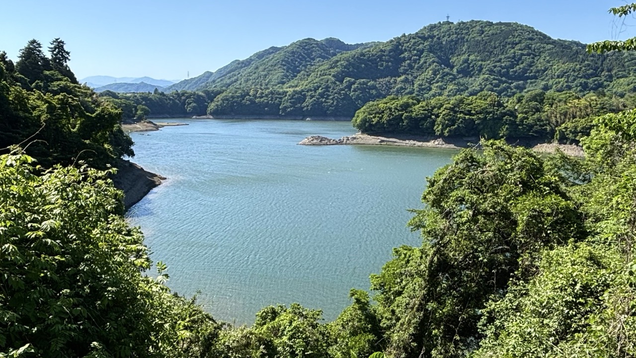 初夏・湖とそれを囲む山の緑・津久井湖