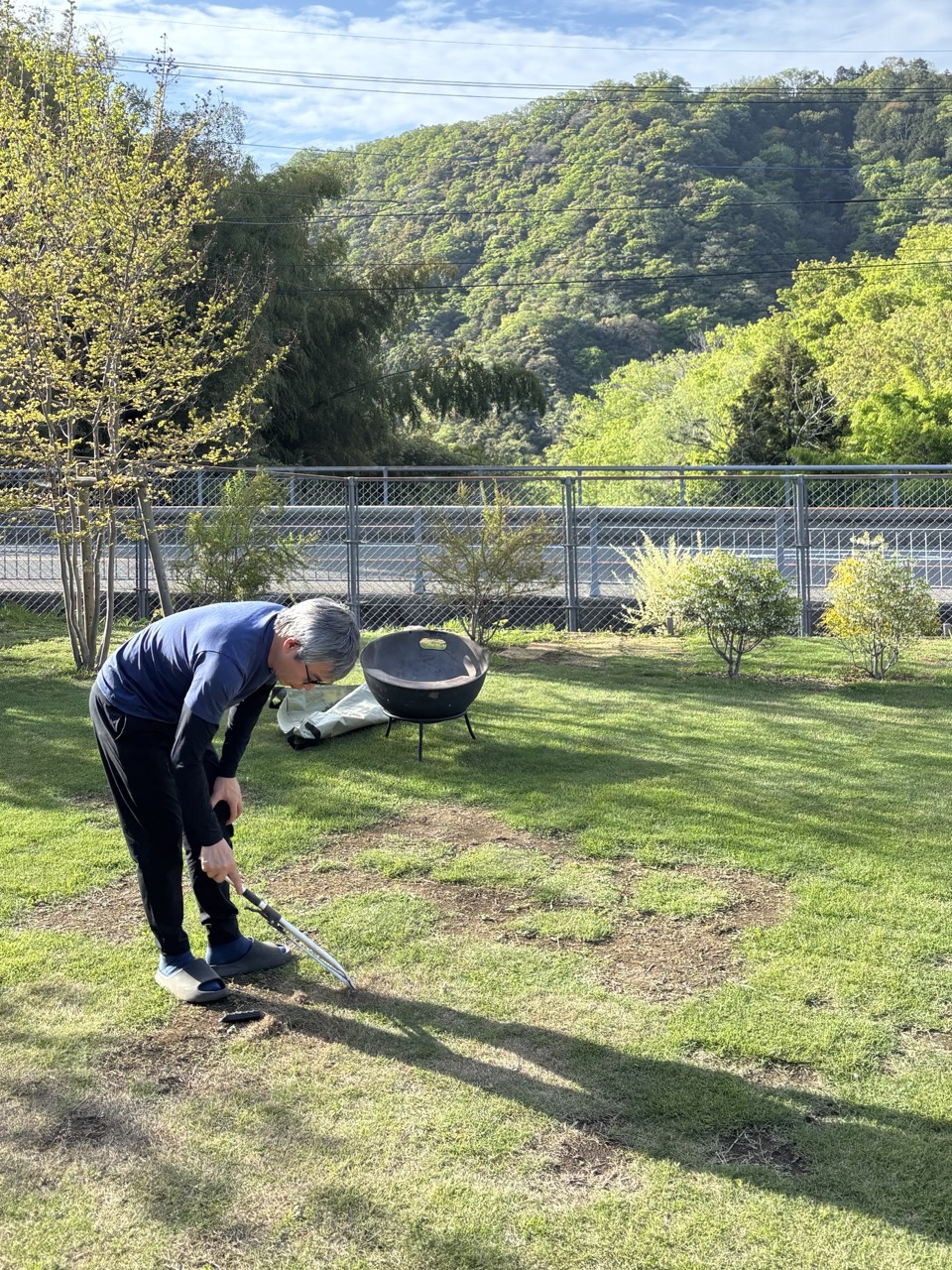芝生を青々と保つ、3つの基本作業　サッチング・エアレーション・目土入れ