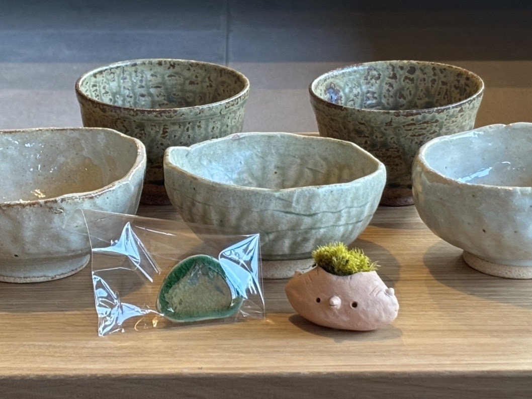 手作り茶碗と置き物、ブローチ