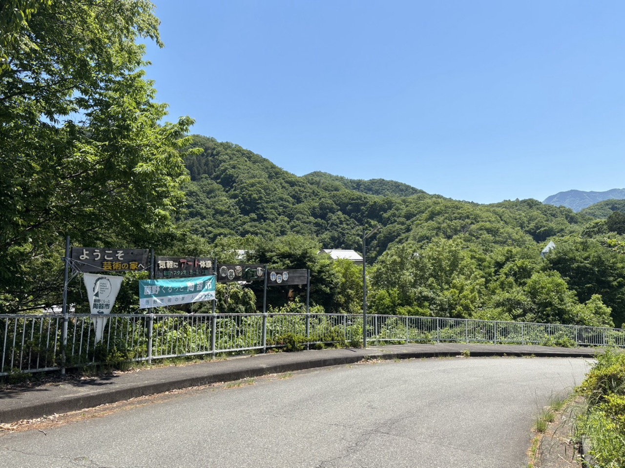 藤野芸術の家まで続く道　5月の山の緑